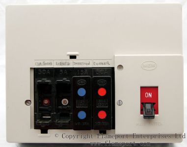 MEMERA 3 fusebox with fuses removed