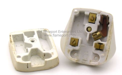 Inside a WG brand UK 13A plug