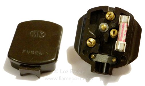 Inside a bakelite MK BS1363 13A plug