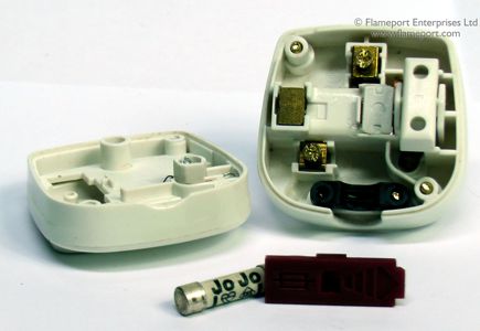 Terminals in a switched BS1363 plug