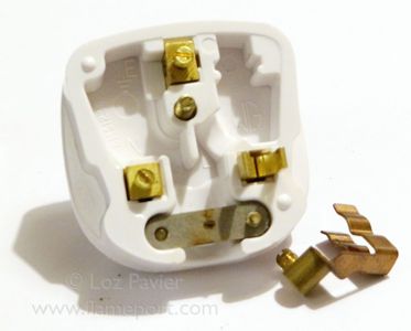 White Volex BS1363 plug with WG logo inside