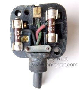 Britmac non standard BS1363 13A plug showing dual 13A fuses