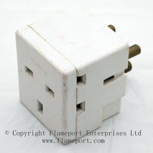 Bottom view of 13A to 15A adaptor cube