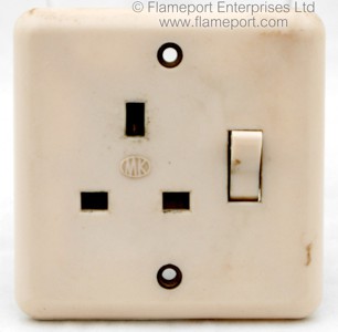 MK4573 single switched socket outlet, front view