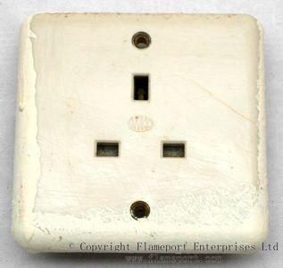 Old single unswitched MK socket outlet