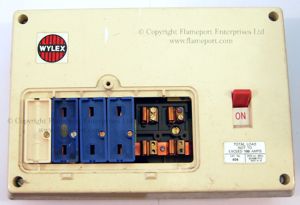 6 way Wylex plastic fusebox with fuse cover removed